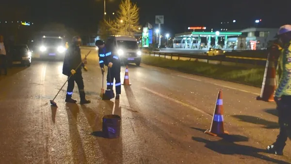 kocaelinde-kazaya-karisan-arac-su-kanalina-dustu-yarali-var-1650145672731.jpg Kocaeli’nde kazaya karışan araç su kanalına düştü: Yaralı var - 3