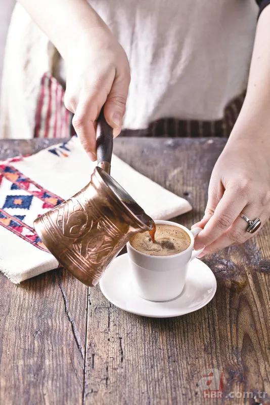 Dostlukları pekiştiren, araya 40 yıl hatır sokan Türk kahvesinin faydaları kadar zararları da var! Kimine şifa kimine zarar… 13