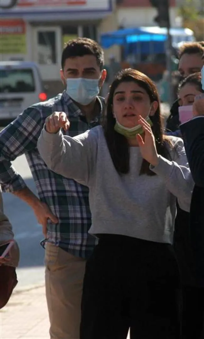 Adana’da cipiyle motosiklet sürücüsüne çarpan kadın sürücü soka girip dakikalarca ağladı - 5