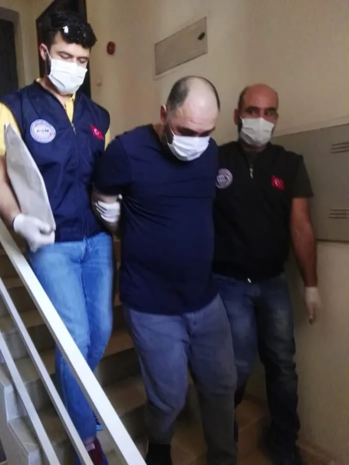 FETÖ’nün sözde Mersin imamı FETÖ elebaşının imzalı saatiyle yakalandı