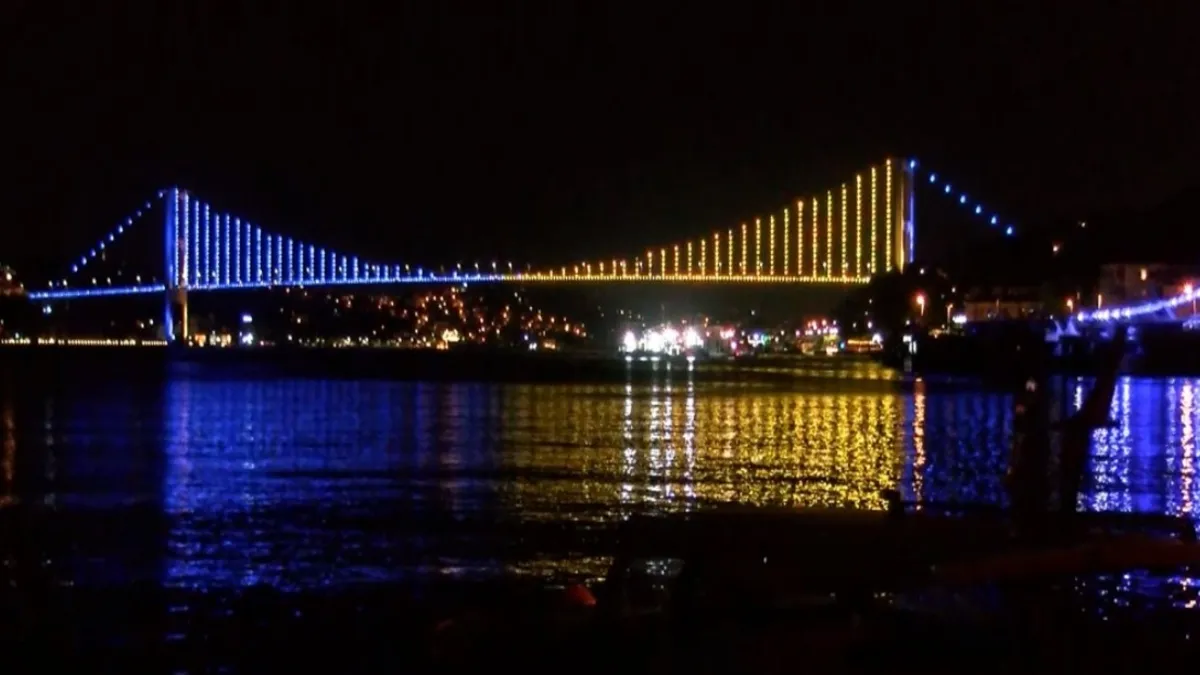 İstanbul Boğazı'nda köprüler sarı laciverte büründü