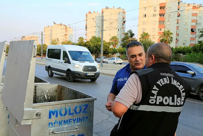 cop-konteynerinde-turk-bayragini-gorunce-polise-haber-verdi-1721676382885.jpg Çöp konteynerinde Türk bayrağını görünce polise haber verdi