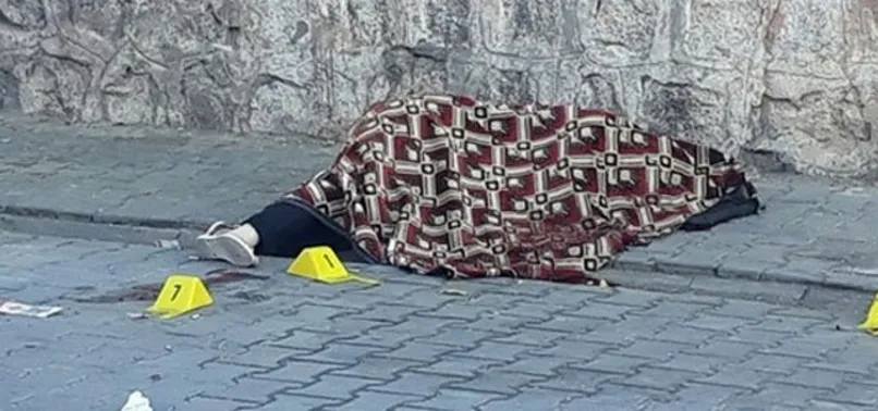 Eşini ve kızını sokak ortasında öldürdü