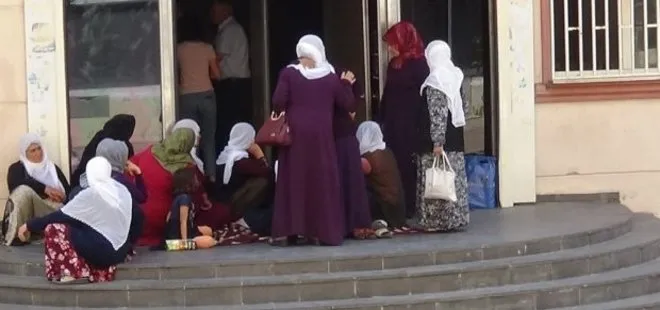 HDP’liler oğlu için eylem yapan anne Hacire Akar’a saldırdı