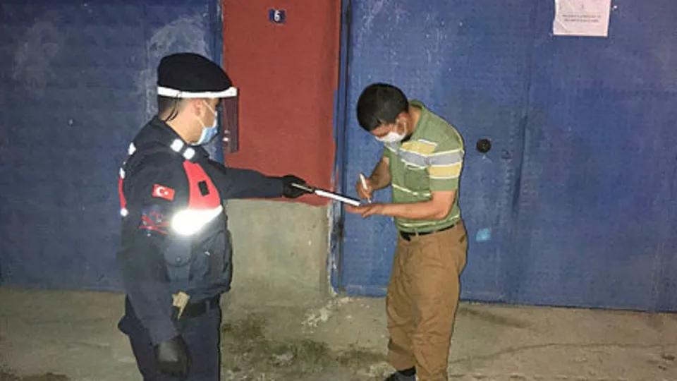Kütahya'da dikkat çeken koronavirüs önlemi! Kapılara bu yazıyı asıyorlar