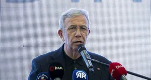 Ekmeklerinden olan işçilerin elleri Yavaş’ın yakasında