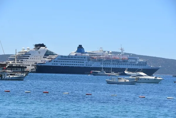Bodrum’a 2 dev yolcu gemisi geldi! Yolcularını alıp Yunanistan’a geçecek