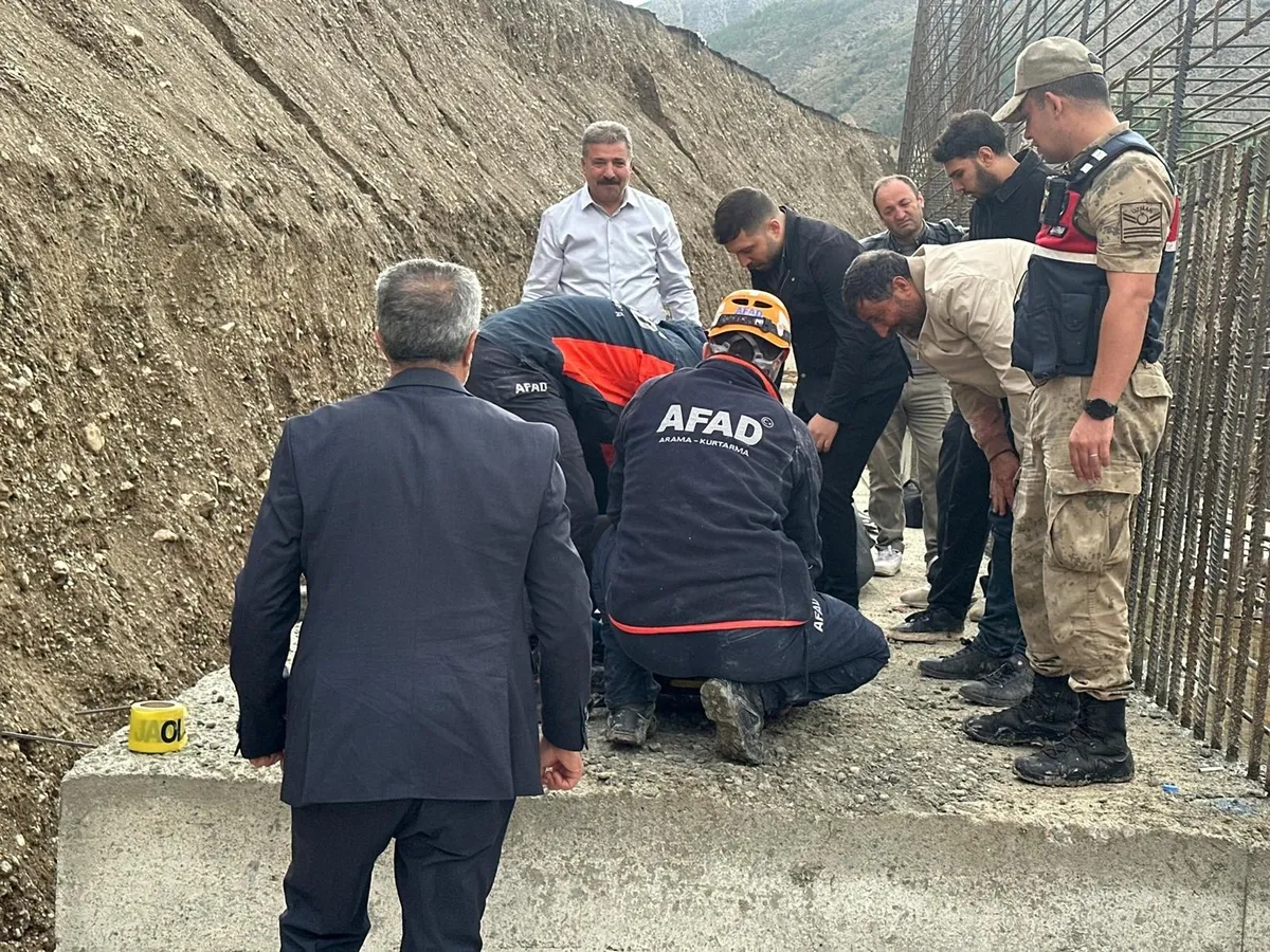Erzurum'da otomobil yol genişletme alanına uçtu: 3 can kaybı - 1