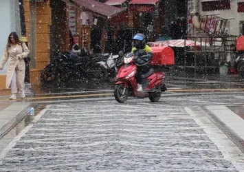 Bir kente baharı beklerken lapa lapa kar yağdı