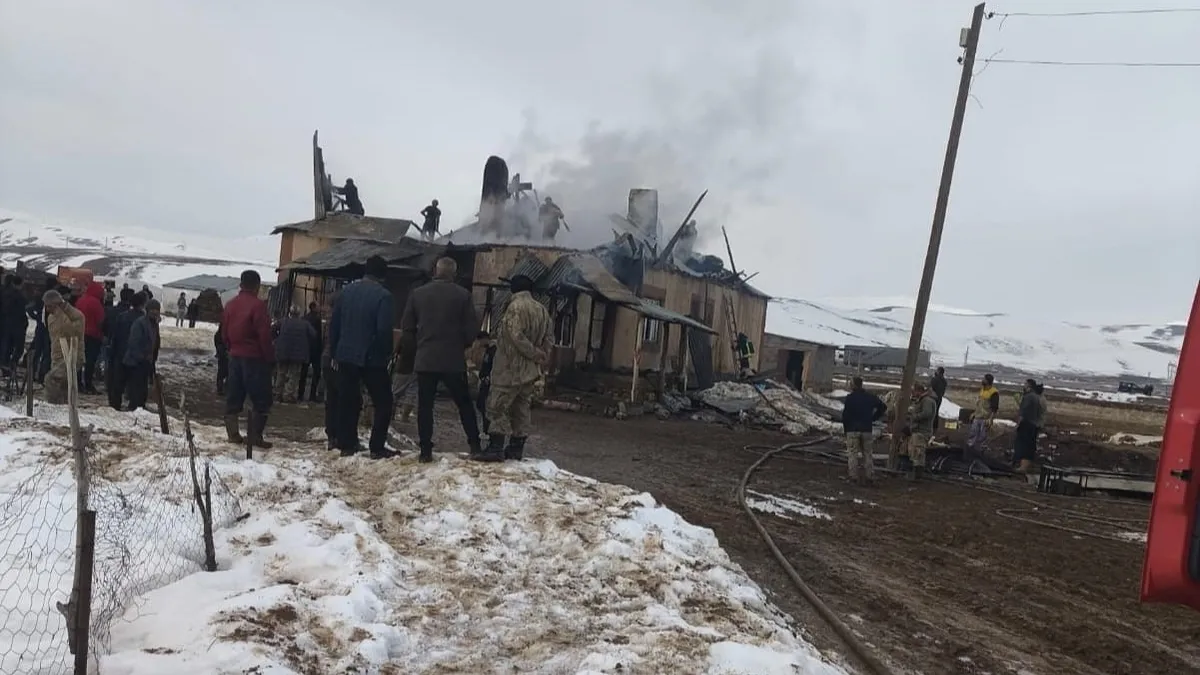 Başkale’de korkutan yangın: Ev küle döndü