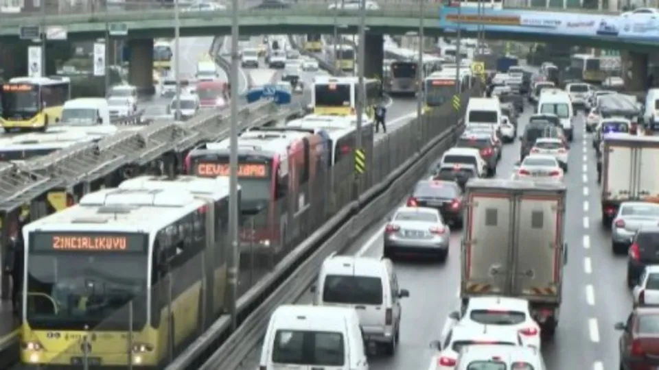 Bakırköy'de arıza yapan metrobüs uzun kuyruklara sebep oldu! Vatandaş yine mağdur