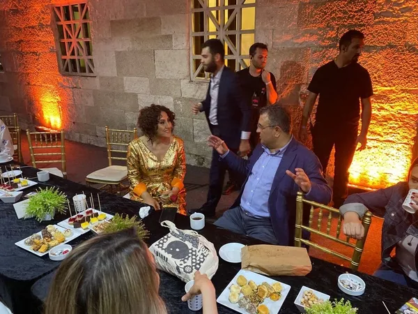 Öcalan posteri önünde konser veren Aynur Doğan İBB organizasyonunda sahne aldı: HDP’li Hüda Kaya ve CHP’li Sezgin Tanrıkulu yalnız bırakmadı