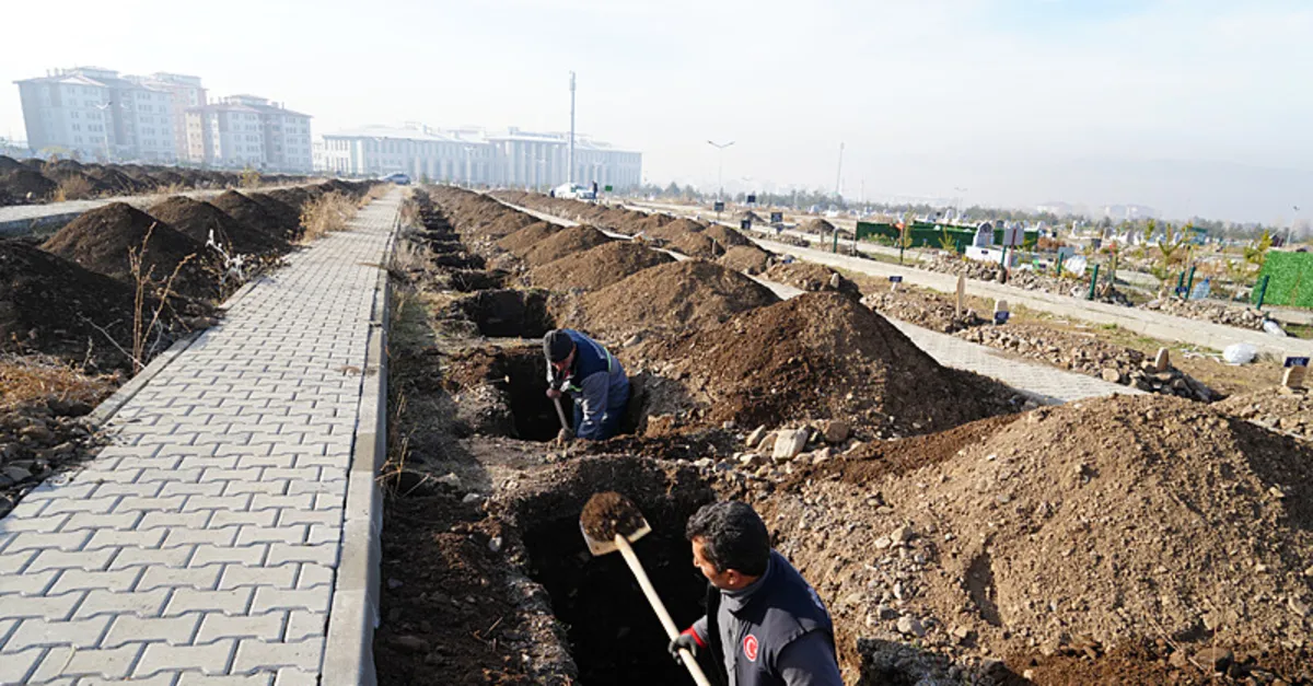 Erzurum’da kış öncesi mezar hazırlığı