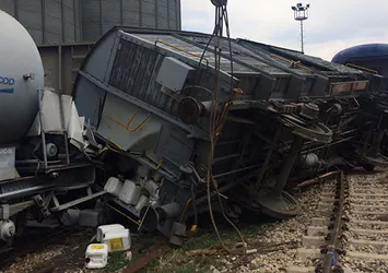 Tren vagonu devrildi! Ölü ve yaralılar var..