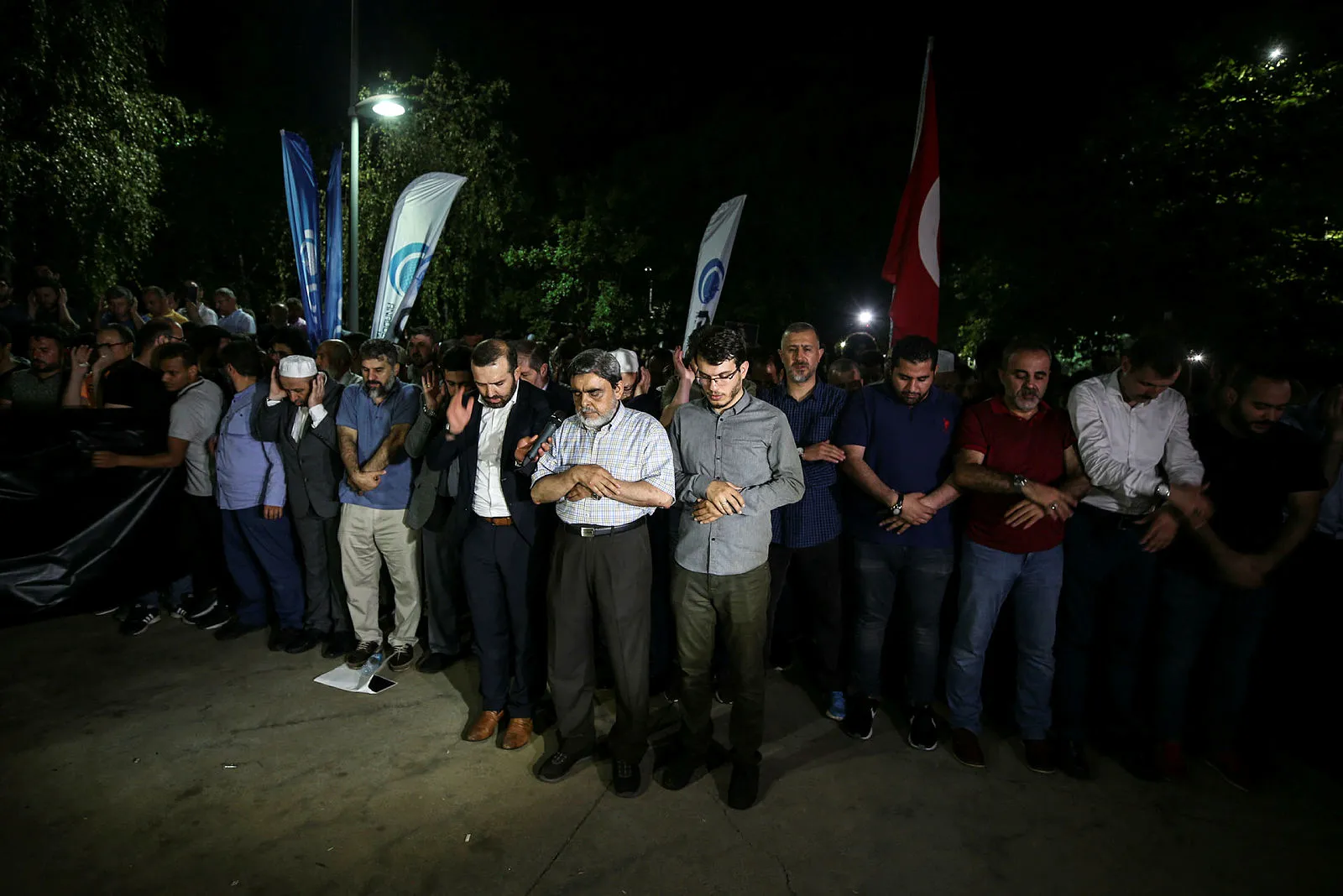 Mısır konsolosluğu önünde Mursi için gıyabi cenaze namazı