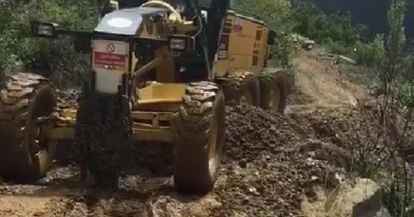 artvinde-heyelan-yollari-kapatti-11-koye-ulasim-yollari-kapandi-1628946220334.jpg Artvin’de heyelan yolları kapattı! 11 köye ulaşım yolları kapandı - 1