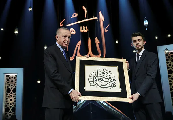 baskan-recep-tayyip-erdogandan-kuran-i-kerimi-guzel-okuma-yarismasi-finalinde-son-dakika-aciklamalari-1651099353378.jpg Başkan Recep Tayyip Erdoğan'dan Kur'an-ı Kerim'i Güzel Okuma Yarışması finalinde son dakika açıklamaları - 2