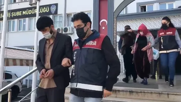 bursada-altin-hirsizlarini-otobus-kamerasi-yakalatti-o-anlar-kamerada-1636095863603.jpg Bursa’da altın hırsızlarını otobüs kamerası yakalattı! O anlar kamerada - 1