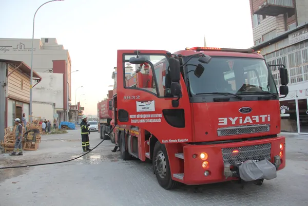 Hatay'da koltuk imalathanesinde çıkan yangın söndürüldü - 3