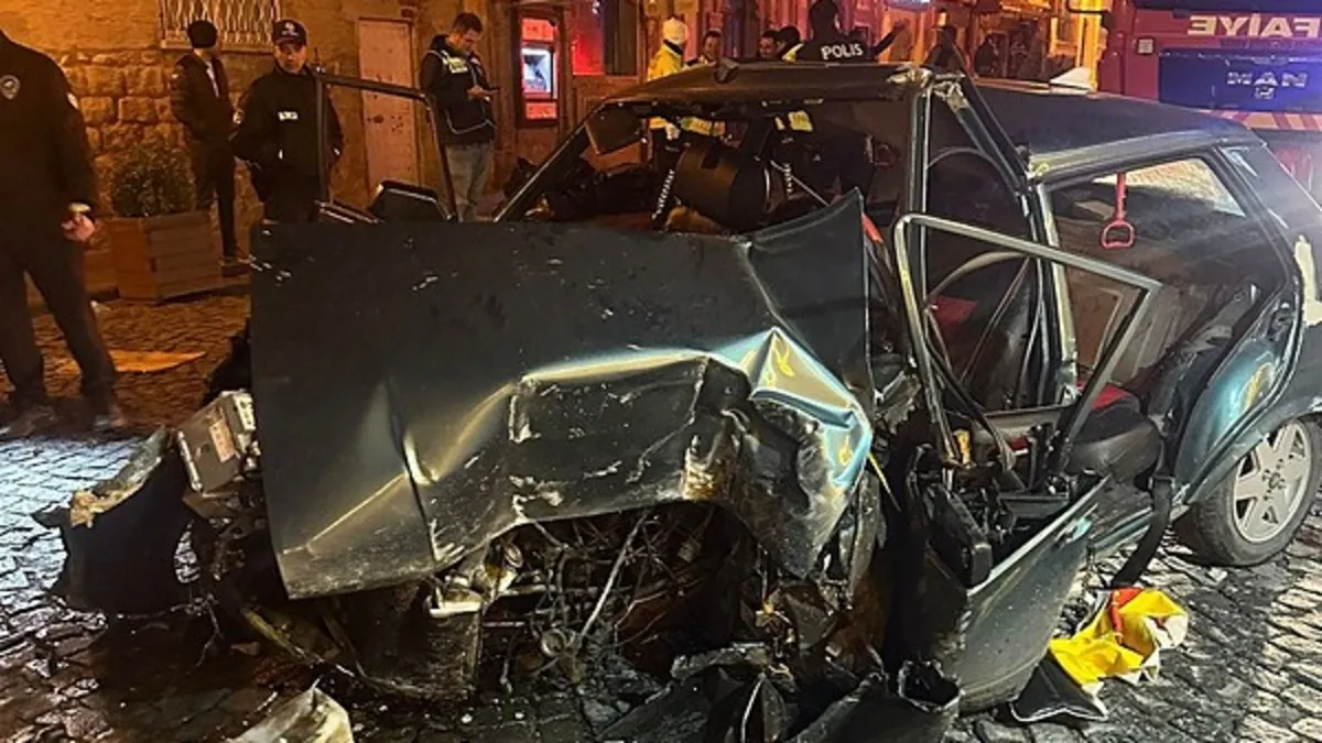 Mardin'de otomobil iş yerinin kepengine çarptı: 4 yaralı