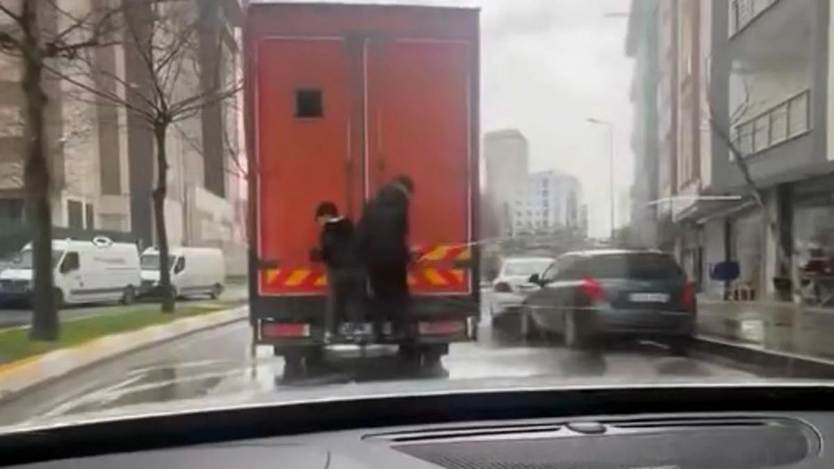 Esenyurt'ta trafikte patenle tehlikeli yolculuk kamerada