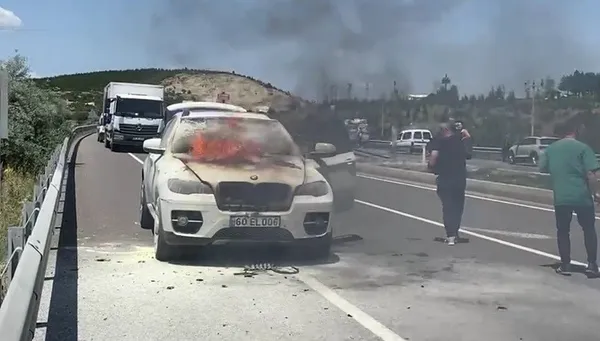 kutahyada-korku-dolu-anlar-seyir-halindeki-otomobil-alev-alev-yandi-1655984142457.jpg