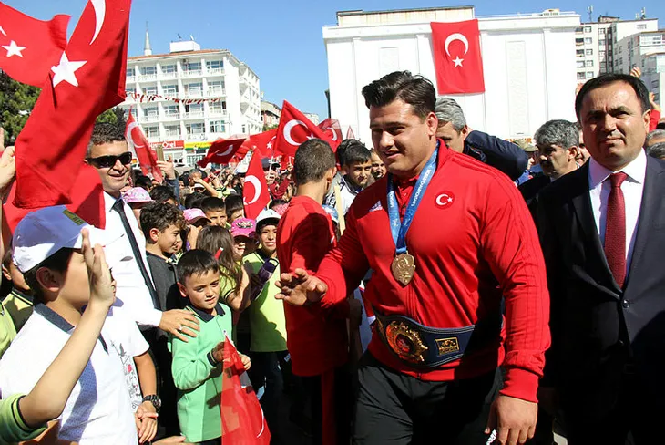Rıza Kayaalp, memleketi Yozgat'ta çiçeklerle karşılandı - 4