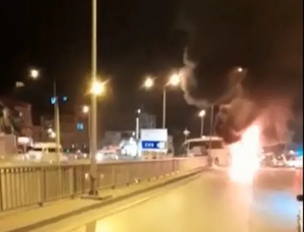 denizlide-alev-alev-yanan-yolcu-otobusu-kullanilamaz-hale-geldi-1630185421834.jpg Denizli'de alev alev yanan yolcu otobüsü kullanılamaz hale geldi - 2