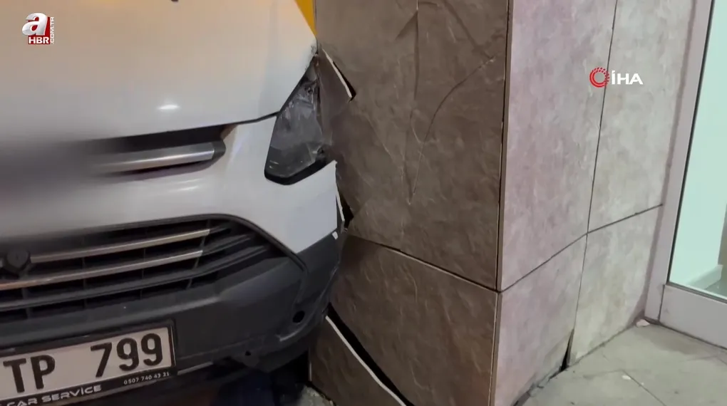 El freni boşalan minibüs duvara çarptı