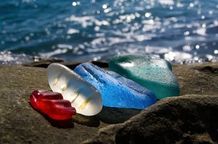 Okyanus cam şişeleri rengarenk taşlar halinde geri verdi