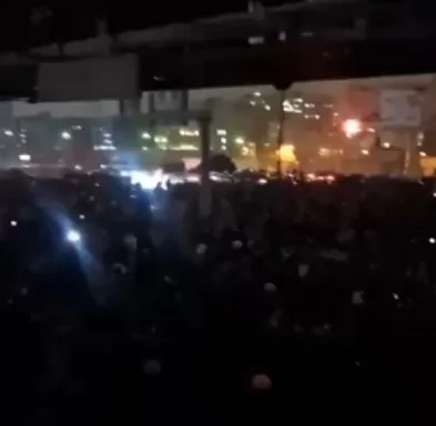 İran'da protestocular sokakları ateşe verdi! Trump'tan "İran'ı vuracağız" mesajı