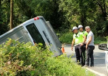 Sarıyer'de feci kaza! Minibüs şarampole devrildi