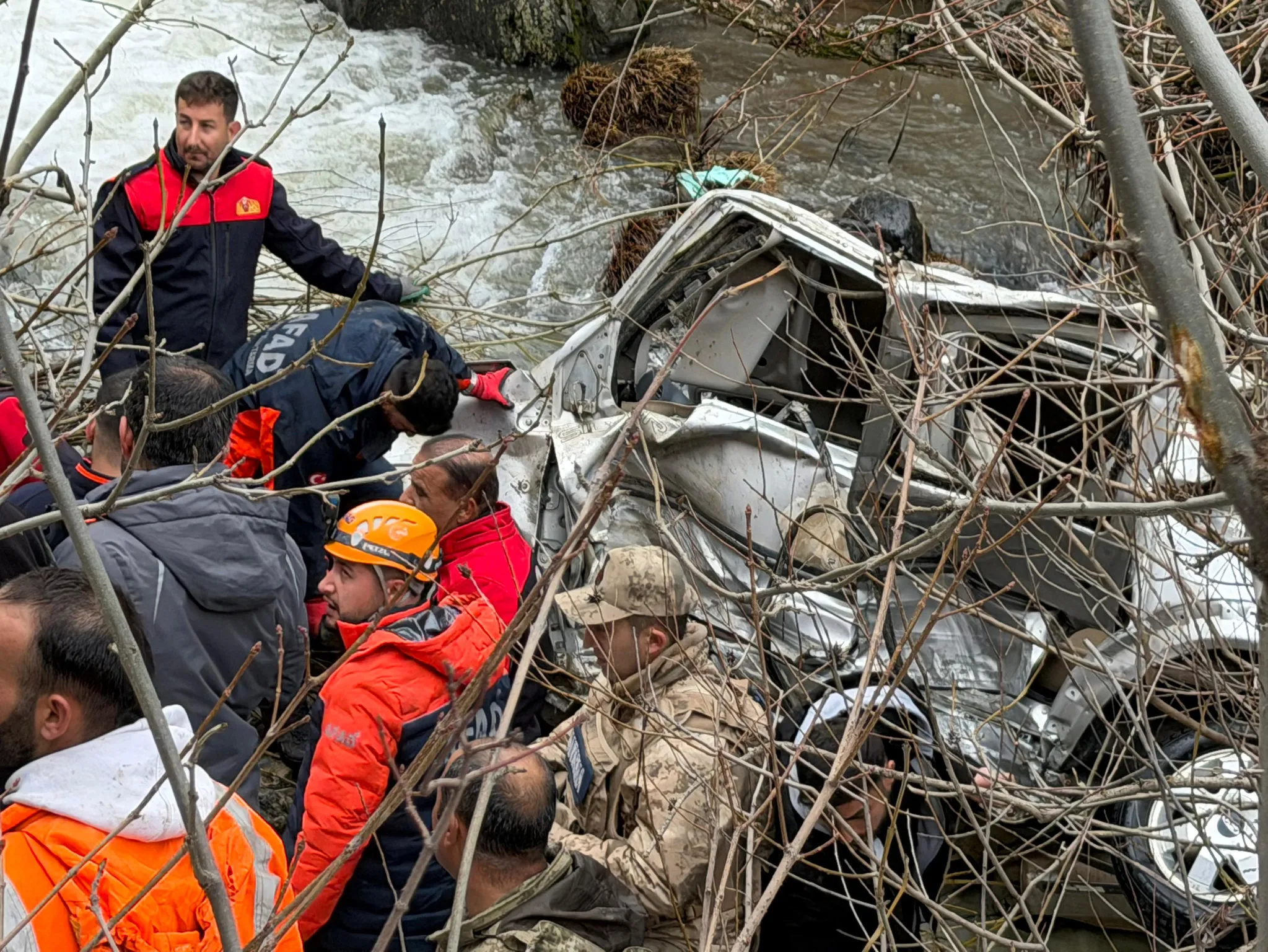 Bitlis’te yürek yakan kaza! Kontrolden çıkan araç dereye uçtu: Aynı aileden 3 kişi yaşamını yitirdi