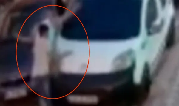 zeytinburnunda-trafik-kazasi-genci-2-otomobilin-arasinda-sikistirdi-o-anlar-kamerada-1658834891602.jpg Zeytinburnu’nda trafik kazası! Genci 2 otomobilin arasında sıkıştırdı: O anlar kamerada - 3