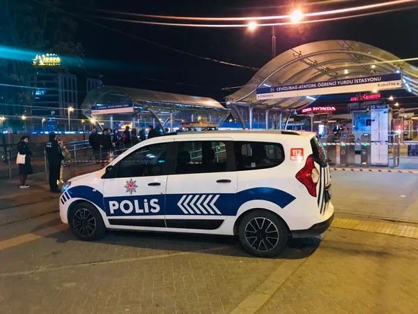istanbulda-tramvay-yoldan-cikti-seferler-yapilamiyor-1678392814264.jpg İstanbul'da tramvay yoldan çıktı! Seferler normale döndü - 2