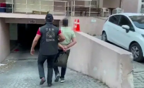 İzmir'de FETÖ'nün hücre evlerine baskın: 21 gözaltı - 1