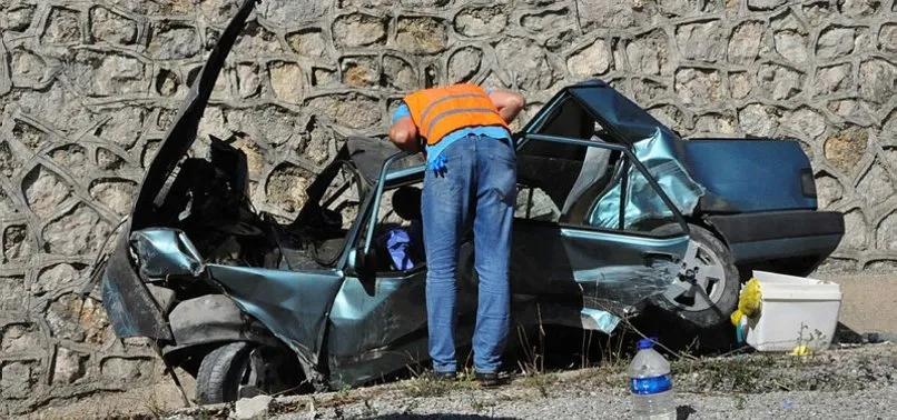 Bartın'da otomobil üst geçitten düştü: 1 ölü, 4 yaralı