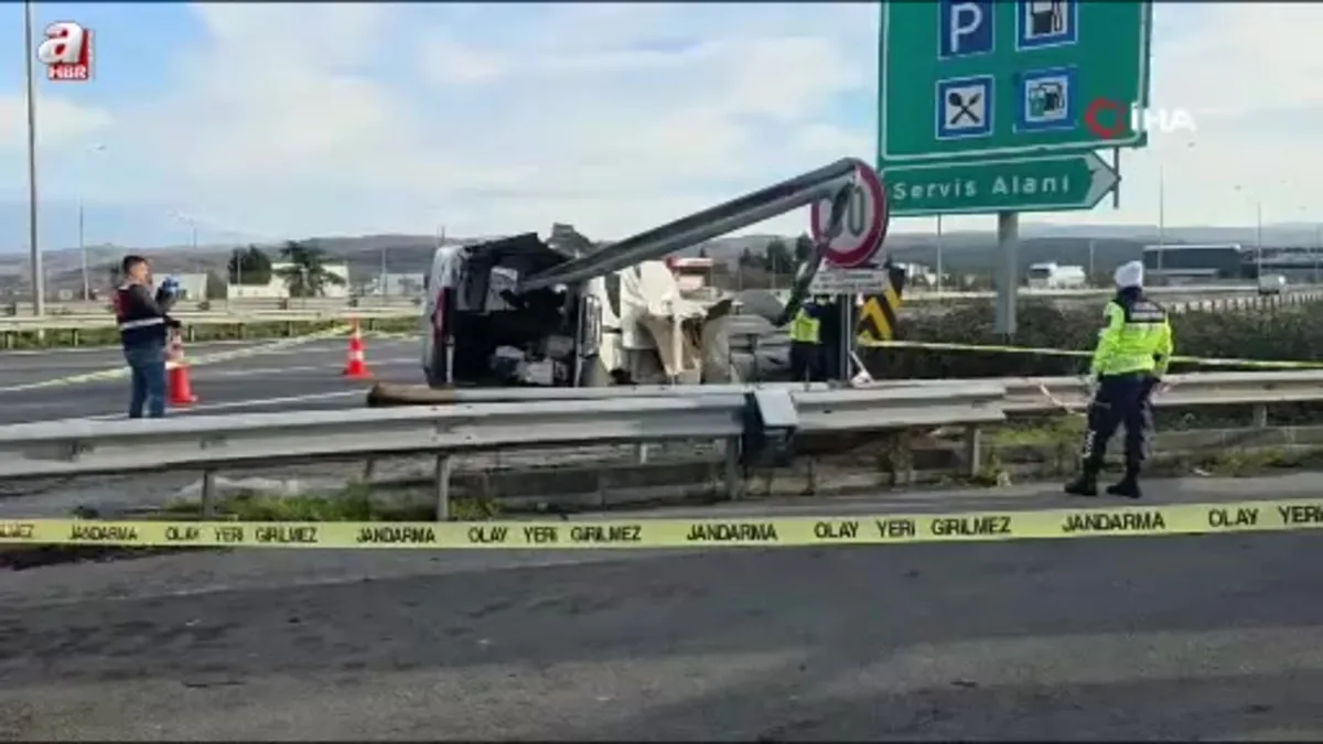 TEM'de hafif ticari araç bariyerlere saplandı 2 kişi hayatını kaybetti