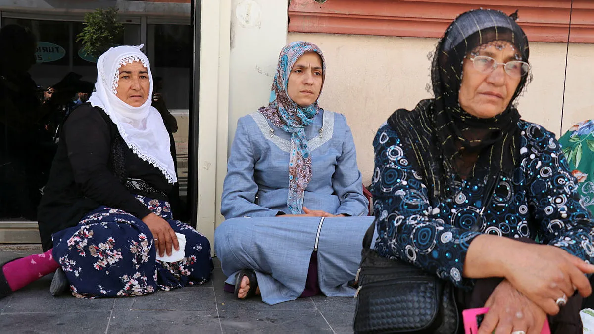 Oturma eylemi yapan Diyarbakır annelerinden HDP'lilere tepki