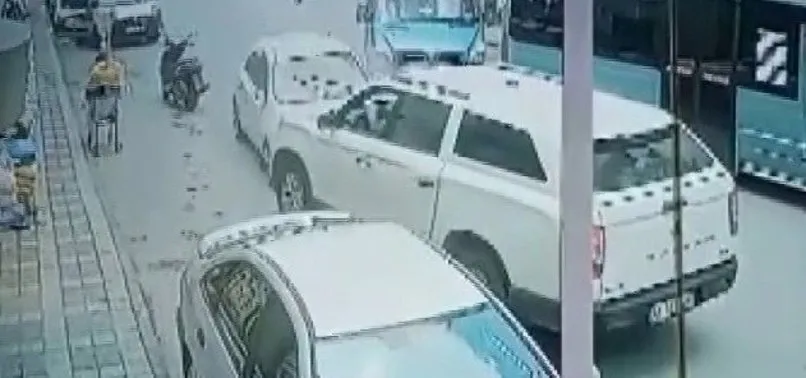 Ümraniye’de sürücüsü direksiyon başında bayılan araç minibüse ve cipe çarptı! O anlar kamerada