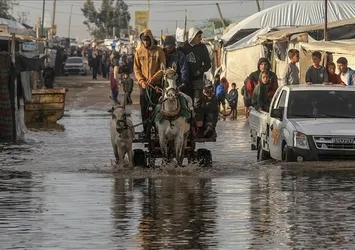 İsrail'in Batı Şeria'da inşa ettiği duvarı şiddetli yağış yıktı
