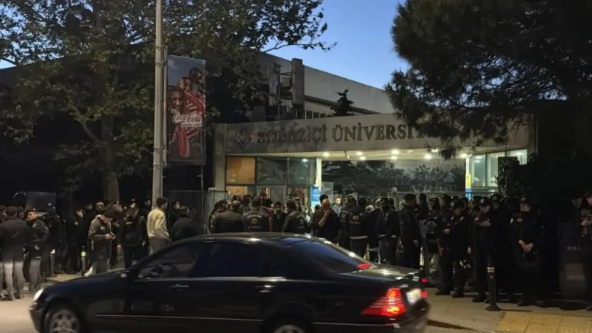 Boğaziçi Üniversitesi'nde provokasyon! Göstericiler polise saldırdı: 13 polis yaralandı 97 gözaltı | O iddialara valilikten yalanlama