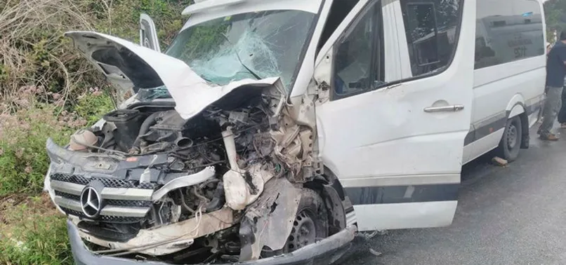 İşçi servisiyle iş makinesi çarpıştı: 6 yaralı