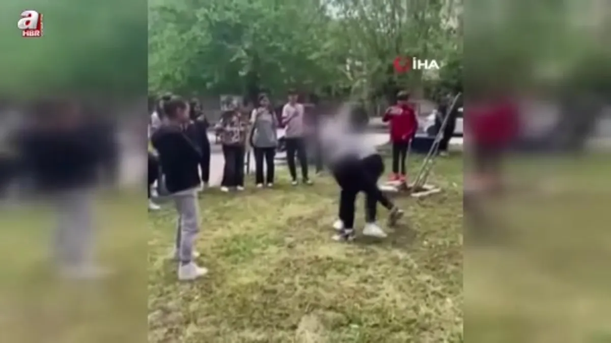 Kız öğrenciler saç saça kavga etti: O anlar kamerada