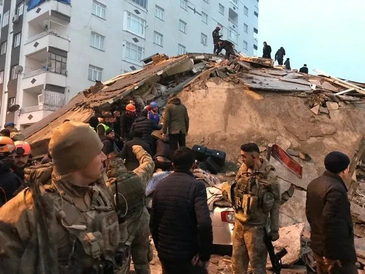 Depremden saatler sonra mucize kurtuluşlar! Umutlu bekleyişler sürüyor