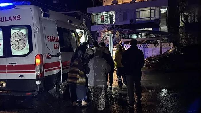 sakaryada-park-halindeki-2-arac-alevlere-teslim-oldu-1734832159684.jpeg Evin garajındaki iki araç alevlere teslim oldu, bir kişi dumandan etkilendi (İHA)