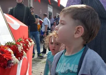 Şehit babaya son bakış yürekleri dağladı!