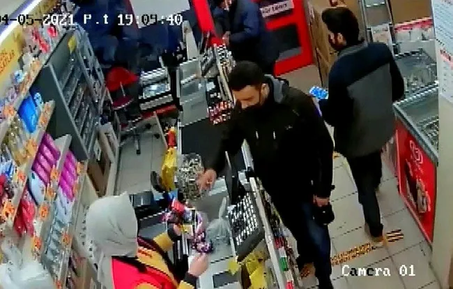 Osmaniye'de hırsız gözüne kestirdiği tost makinesini montuna saklayıp çaldı - 1