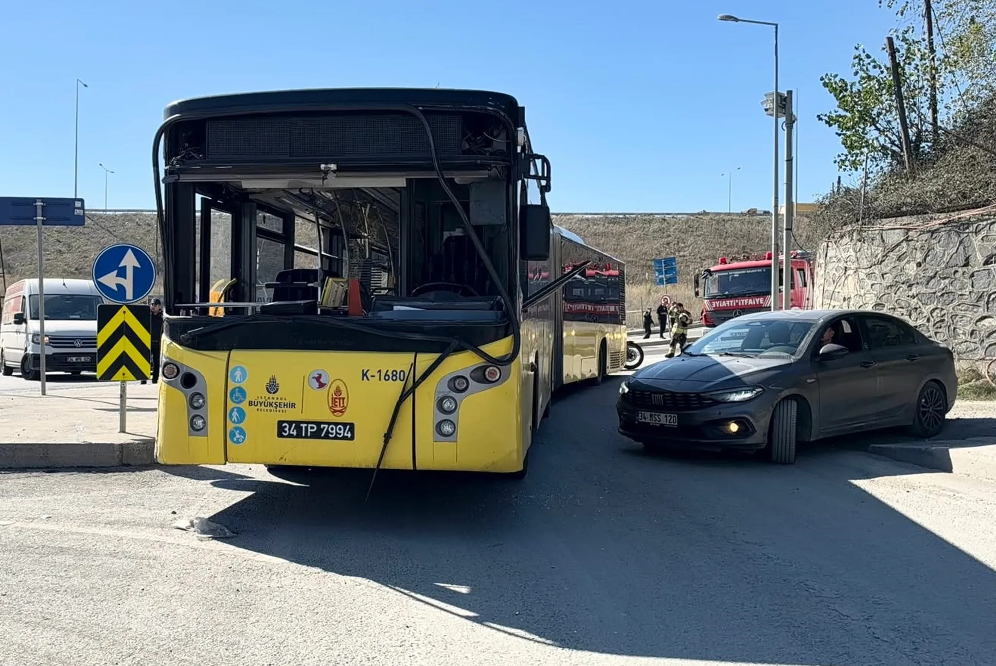 İETT otobüsü kontrolden çıktı! Duvara çarptı: 4 yaralı