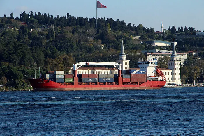 Son dakika: İstanbul’da faciadan dönüldü! Dev gemi sürüklendi, kıyıya metreler kala durabildi